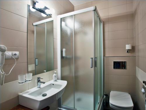 Kylpyhuone majoituspaikassa Hotel Tacl