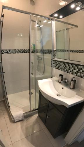 łazienka z umywalką i prysznicem w obiekcie Le Sancy appartement w mieście Beausoleil