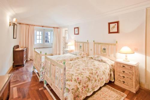 - une chambre avec un lit, une commode et une fenêtre dans l'établissement Quinta de Sao Thiago, à Sintra