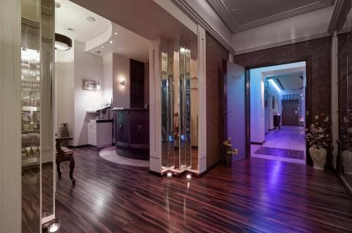 a room with a hallway with glass doors at Hotel Senator Konferencje & SPA in Starachowice