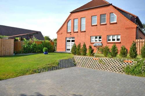 クリンクにあるFerienwohnungen Klink SEE 9120の庭にバスケットボールのフープがあるレンガ造りの家