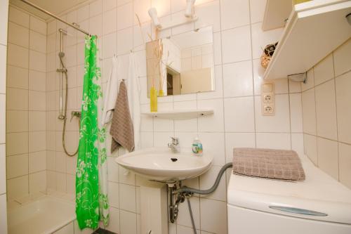 ヴァンガーラントにあるWangeroogeweg 43の小さなバスルーム(洗面台、トイレ付)