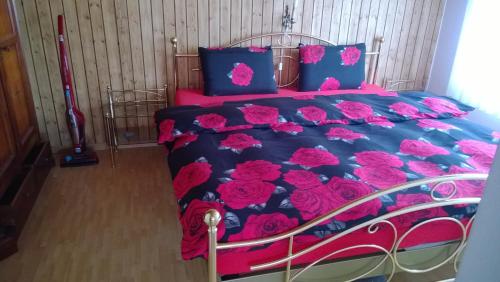 Hofstetten にあるビジュー ホーフシュテッテンのベッドルーム1室(ピンクのバラが飾られたベッド1台付)