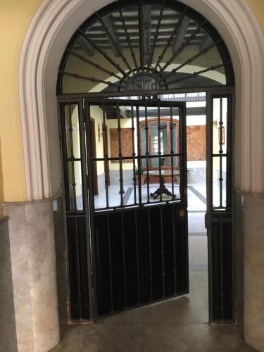 ヘレス・デ・ラ・フロンテーラにあるEstudio Bizcocherosの黒い扉付き建物の入口