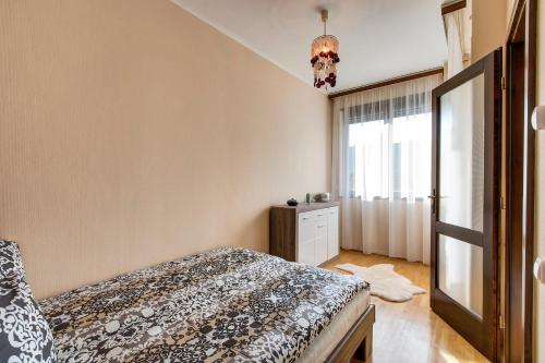 ブダペストにあるSweet Dreams at Gozsdu Courtのベッドルーム(ベッド1台、窓付)
