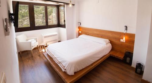 ein kleines Schlafzimmer mit einem Bett und einem Fenster in der Unterkunft Casa Rural Las Tinajas de Naya in Alcalá del Júcar