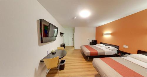 Postel nebo postele na pokoji v ubytování Motel 6-Sudbury, ON