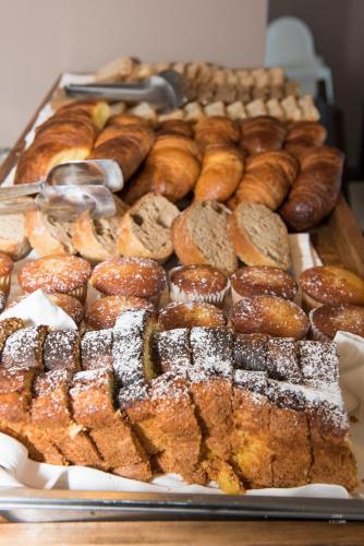 een heleboel verschillende soorten donuts en gebak bij Hotel Naturaleza Mar da Ardora Wellness & Spa in Finisterre