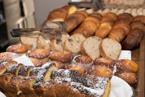 een weergave van verschillende soorten donuts en gebak bij Hotel Naturaleza Mar da Ardora Wellness & Spa in Finisterre