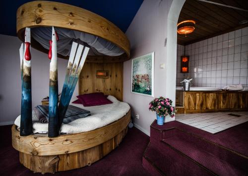 sypialnia z łóżkiem w pokoju z: w obiekcie STF Hotel & Hostel Persåsen w mieście Persåsen