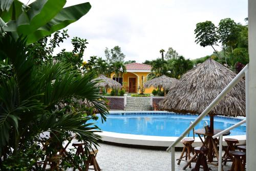 a view of the pool at the resort at Apart Hotel Acuarious de Luis in Estelí