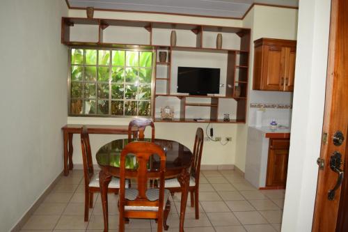 a dining room with a table and chairs and a window at Apart Hotel Acuarious de Luis in Estelí