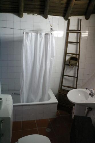 Ванна кімната в Casa Dos Livres