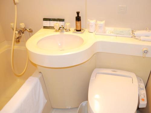 y baño con lavabo y aseo. en Kobe City Gardens Hotel (Formally Hotel Kobe Shishuen), en Kobe