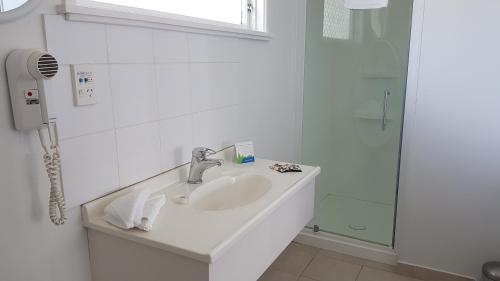 Koupelna v ubytování Coachman Motel