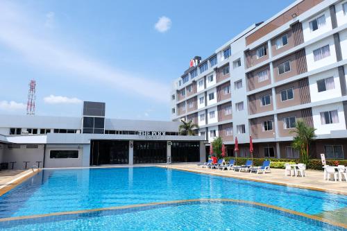 Бассейн в New Travel Lodge Hotel или поблизости