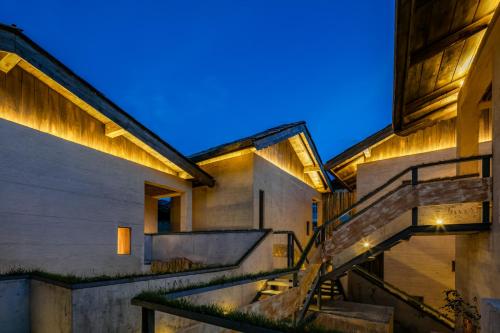 シャングリラ市にあるShangri-La Karesansui Hotelのギャラリーの写真