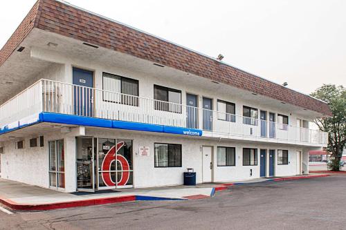 un bâtiment avec un cercle rouge sur son côté dans l'établissement Motel 6-Kalispell, MT, à Kalispell