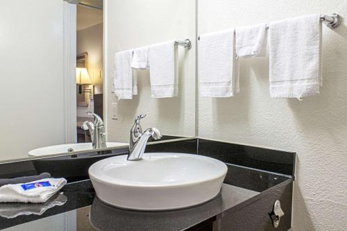 Ванная комната в Motel 6-Kalispell, MT