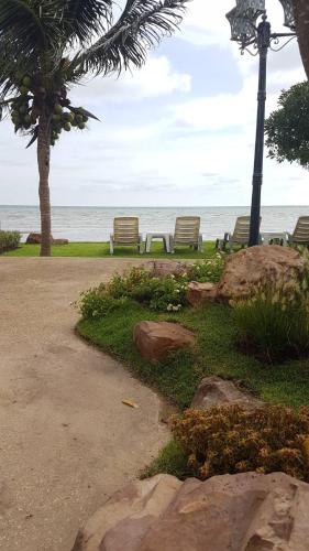two park benches and a street light near the ocean at Charm de Chao Lao in Chao Lao Beach