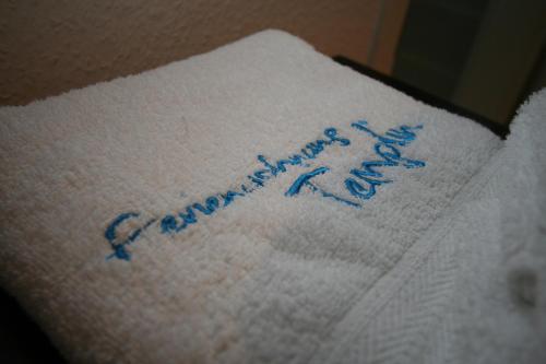 a towel with the words happy anniversary written on it at Ferienwohnung Templin in Templin