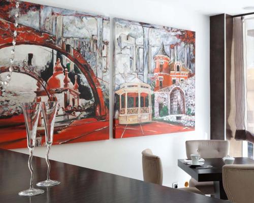Cardal Hotel في بومبال: غرفة طعام بها ثلاث لوحات على الحائط