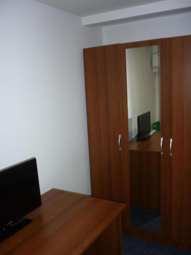 Televisyen dan/atau pusat hiburan di YALTA guesthouse