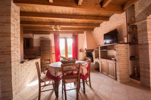 a kitchen with a table and chairs in a room at Casa Vacanza il Mandorlo in Domusnovas
