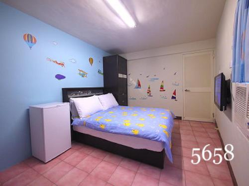 a bedroom with a bed and a tv in it at Hua Qiao De Jia in Donggang