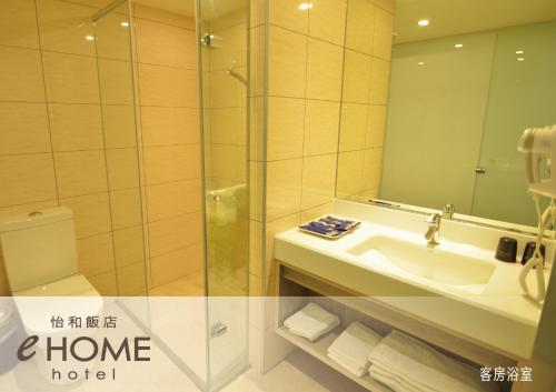 La salle de bains est pourvue d'une douche, d'un lavabo et de toilettes. dans l'établissement eHome Hotel, à Taoyuan