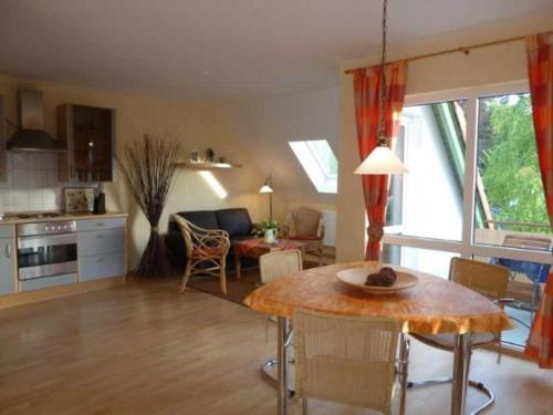 a kitchen and living room with a table and a dining room at Ferienwohnung Heiden _ 100m bis zu in Ostseebad Karlshagen