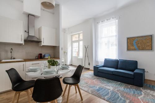 ブダペストにあるBasilica Dream Home In The Absolute Centerのリビングルーム(テーブル、青いソファ付)