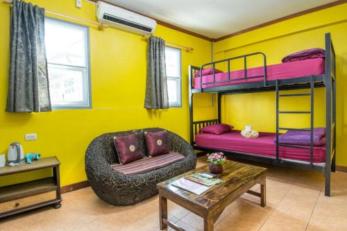 salon z kanapą i łóżkami piętrowymi w obiekcie Central Guesthouse w mieście Chiang Mai