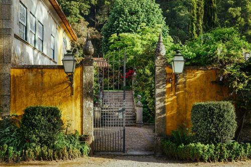 una entrada a un edificio amarillo con una puerta en Quinta Da Bouca D'Arques, en Vila de Punhe