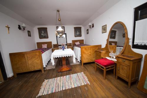 Pokój z 2 łóżkami, stołem i lustrem w obiekcie Acin salas w mieście Tordinci