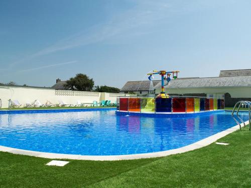 una grande piscina con scivolo colorato di Bude Holiday Mobile Home a Bude