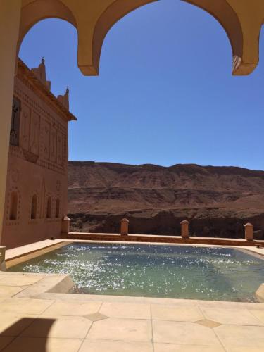 a swimming pool with a view of the desert at Kasbah Titrit & Spa in Aït Benhaddou