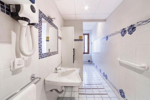 bagno con lavandino e servizi igienici di Melody House a Firenze