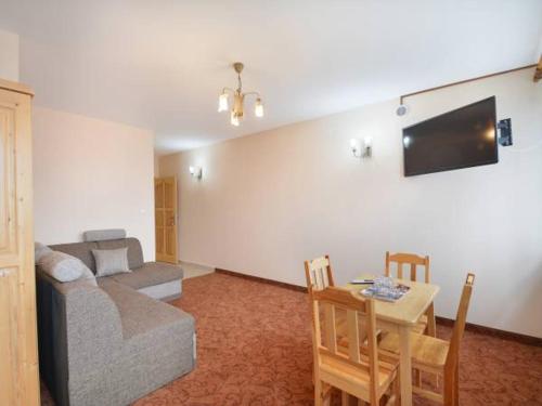 ein Wohnzimmer mit einem Sofa und einem Tisch in der Unterkunft Bumerang in Nowa Biała