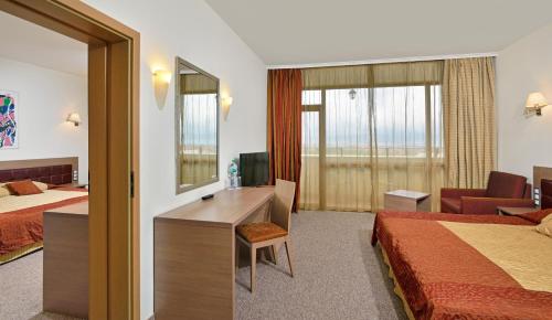 Postel nebo postele na pokoji v ubytování Sol Nessebar Palace All Inclusive