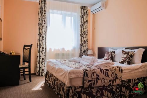 Кровать или кровати в номере Family Inn