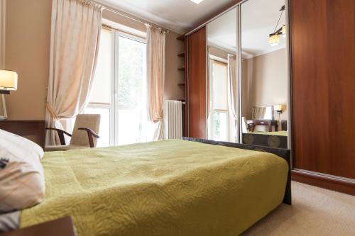 ビャウィストクにあるGrochowa Residencyのベッドルーム(大型ベッド1台、大きな窓付)