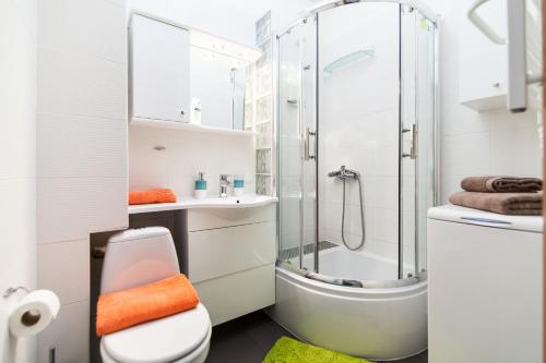 ビャウィストクにあるGrochowa Residencyの白いバスルーム(シャワー、トイレ付)