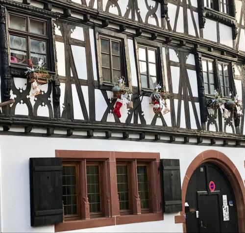 a building with windows and decorations on it at Maison Dietenbeck in Wissembourg
