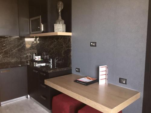 Η κουζίνα ή μικρή κουζίνα στο Mia City Hotel