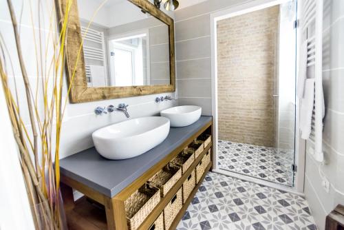 ein Bad mit einem Waschbecken und einem Spiegel in der Unterkunft Apartment in the centre (Judería) in Sevilla