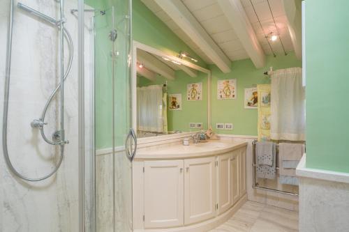 a bathroom with a shower and a sink at Villa La Fornace in Tavarnelle in Val di Pesa