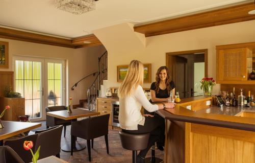 two women standing at a bar in a kitchen at Schrebenza in Burg Kauper
