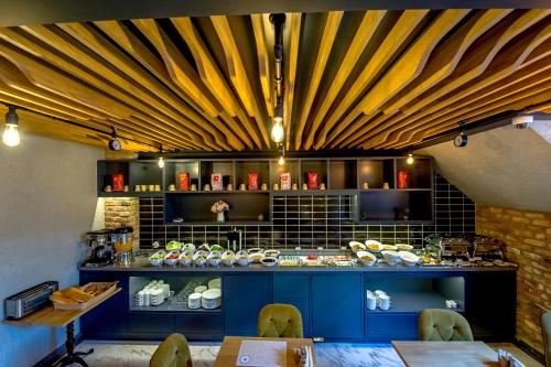 een restaurant met een blauwe bar met eten erop bij Homelike Hotel in Istanbul