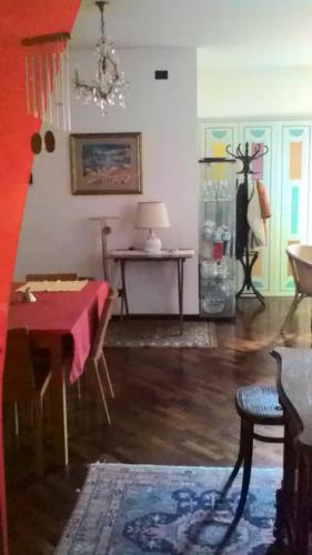 ペルージャにあるCharming Apartment Perugiaのリビングルーム(赤いテーブルクロス付きのテーブル付)
